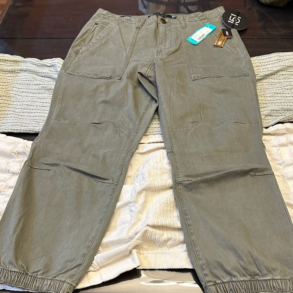 151 Women's Ankle-Length Cropped Jeans in Olive
